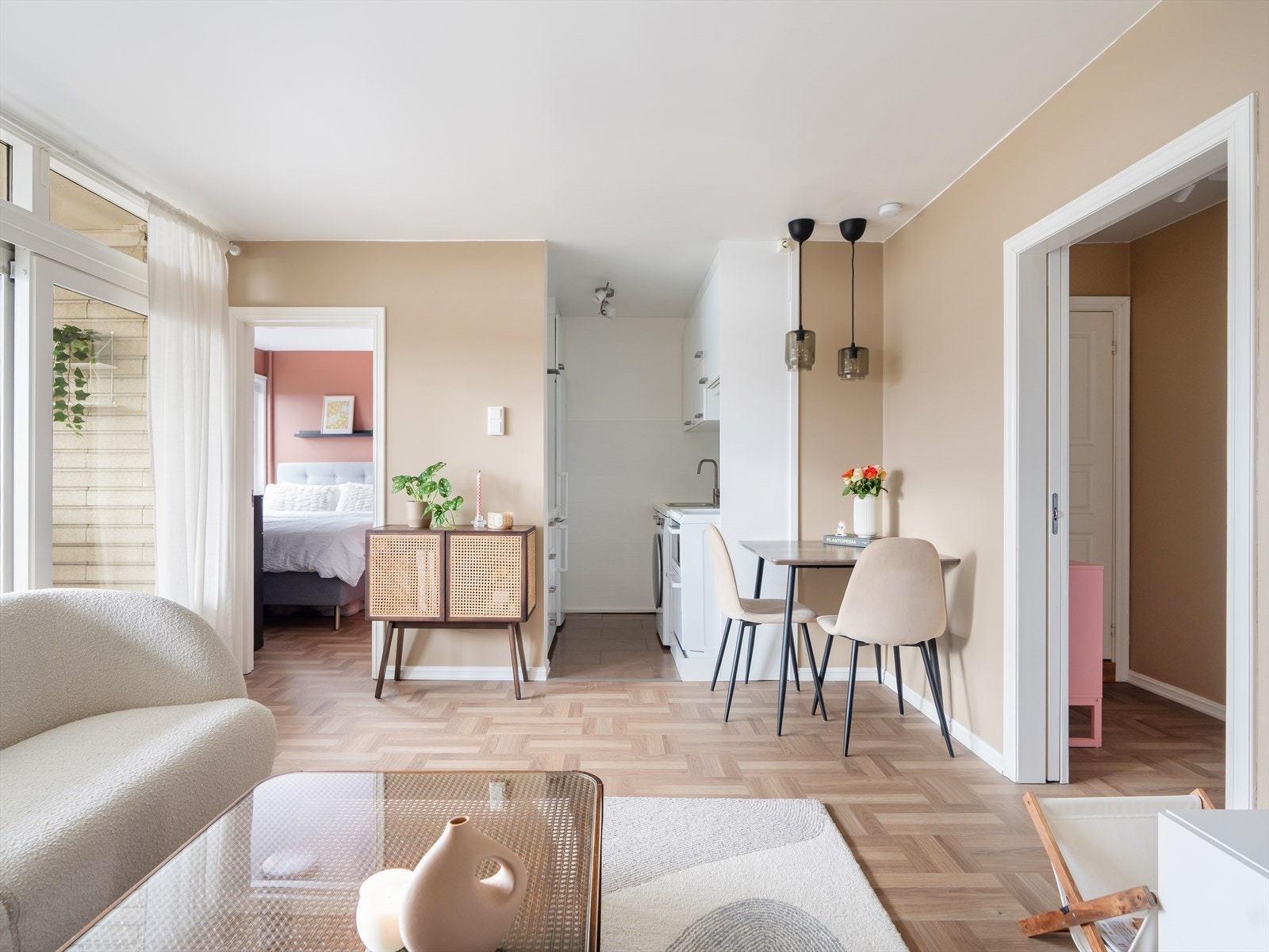 Stuen er av fin størrelse, med store vindusflater som slipper inn rikelig med naturlig lys. Galleribilde