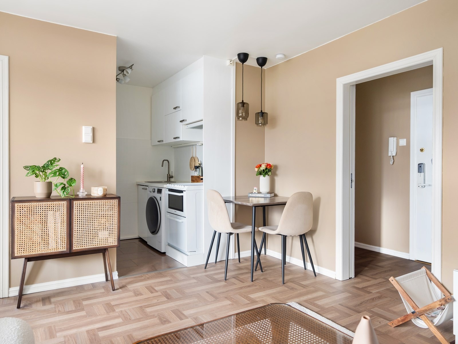 Kjøkkeninnredningen er fra IKEA og har skap med glatte laminerte fronter, samt en laminert benkeplate med nedsenket oppvaskkum og ett-greps blandebatteri. Galleribilde