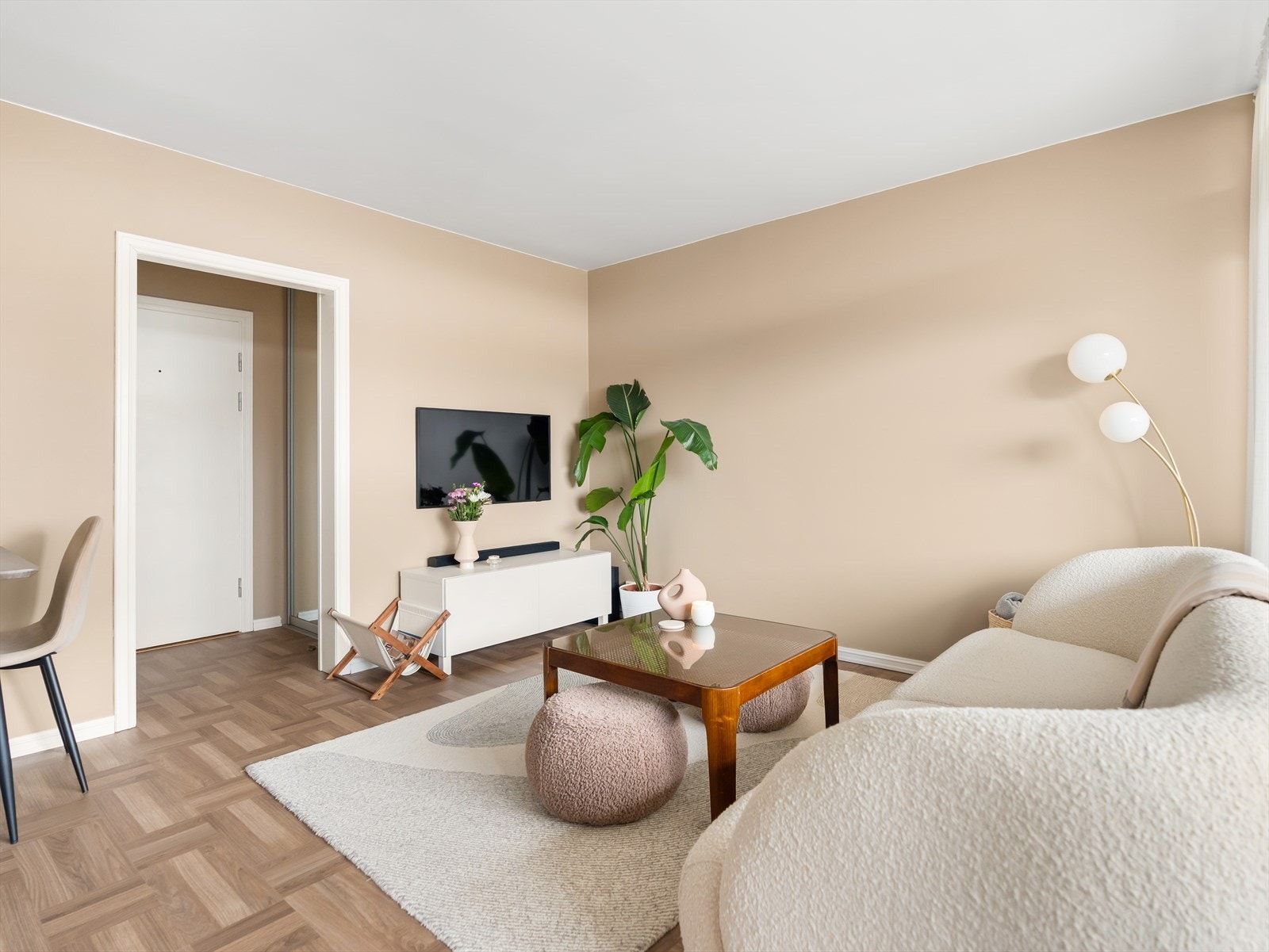 Leiligheten ligger fint til i 4. etasje, og har en effektiv planløsning bestående av åpen stue-/kjøkkenløsning, bad, entré og soverom. Galleribilde