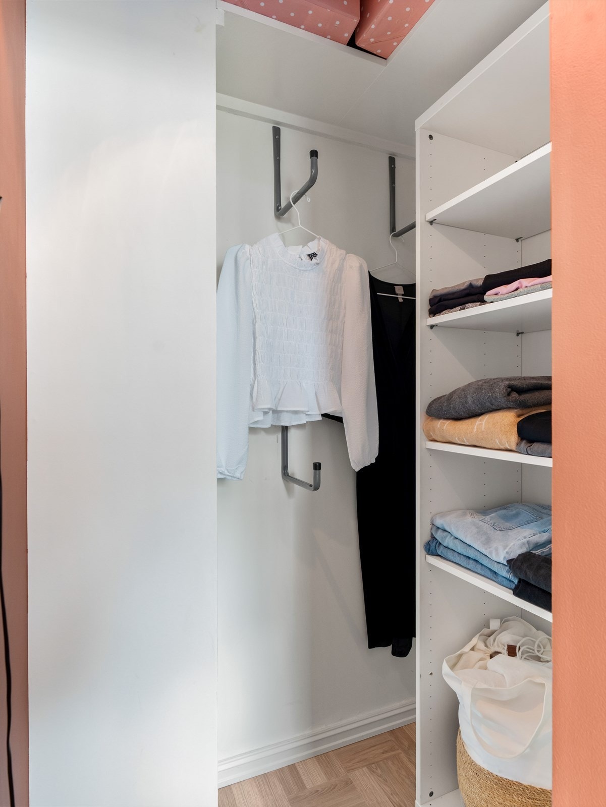 Walk in-garderoben er innredet med garderobeløsning, med mye lagringsplass. I tillegg disponerer leiligheten en kjellerbod på 2 m². Galleribilde