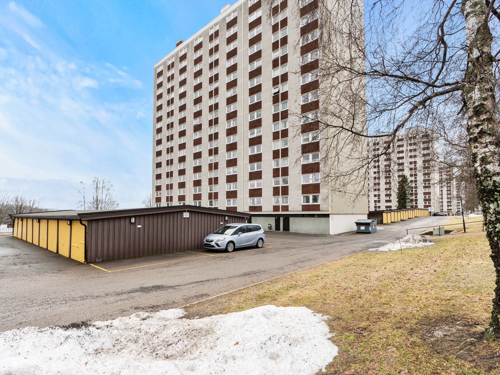 Borettslaget leier ut garasjeplasser og parkeringsplasser etter venteliste. Det er også mulighet for elbillading. Galleribilde
