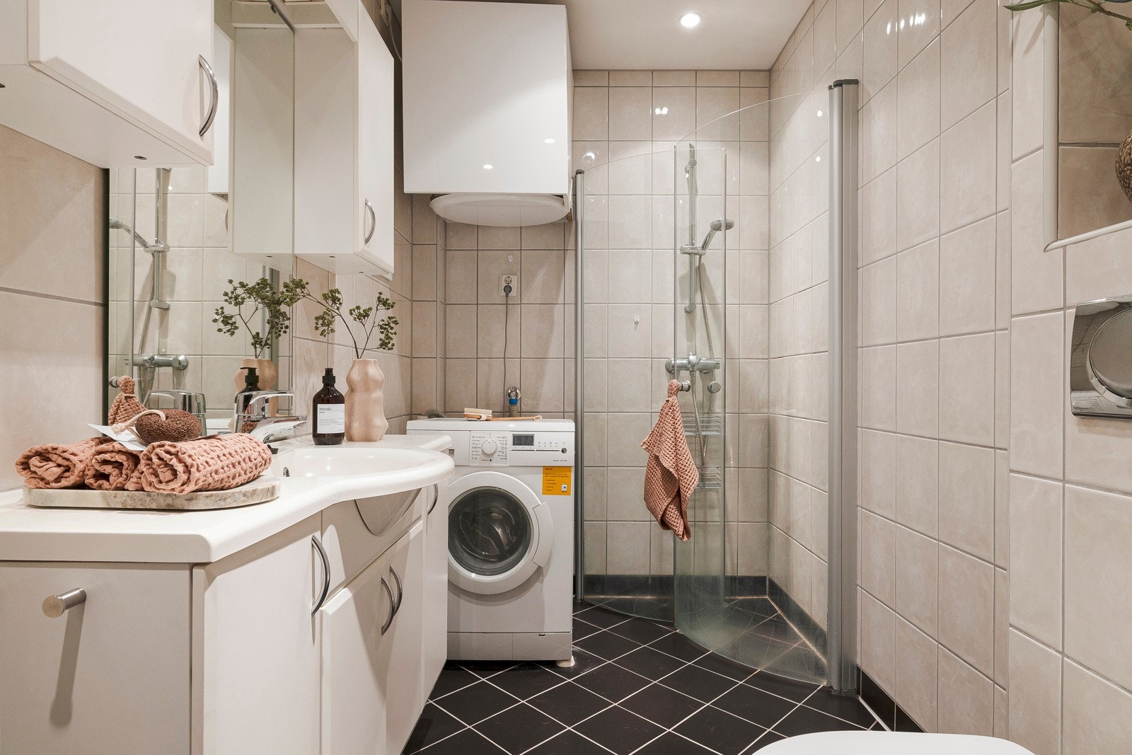 Helfliset bad med opplegg for vaskemaskin. Galleribilde