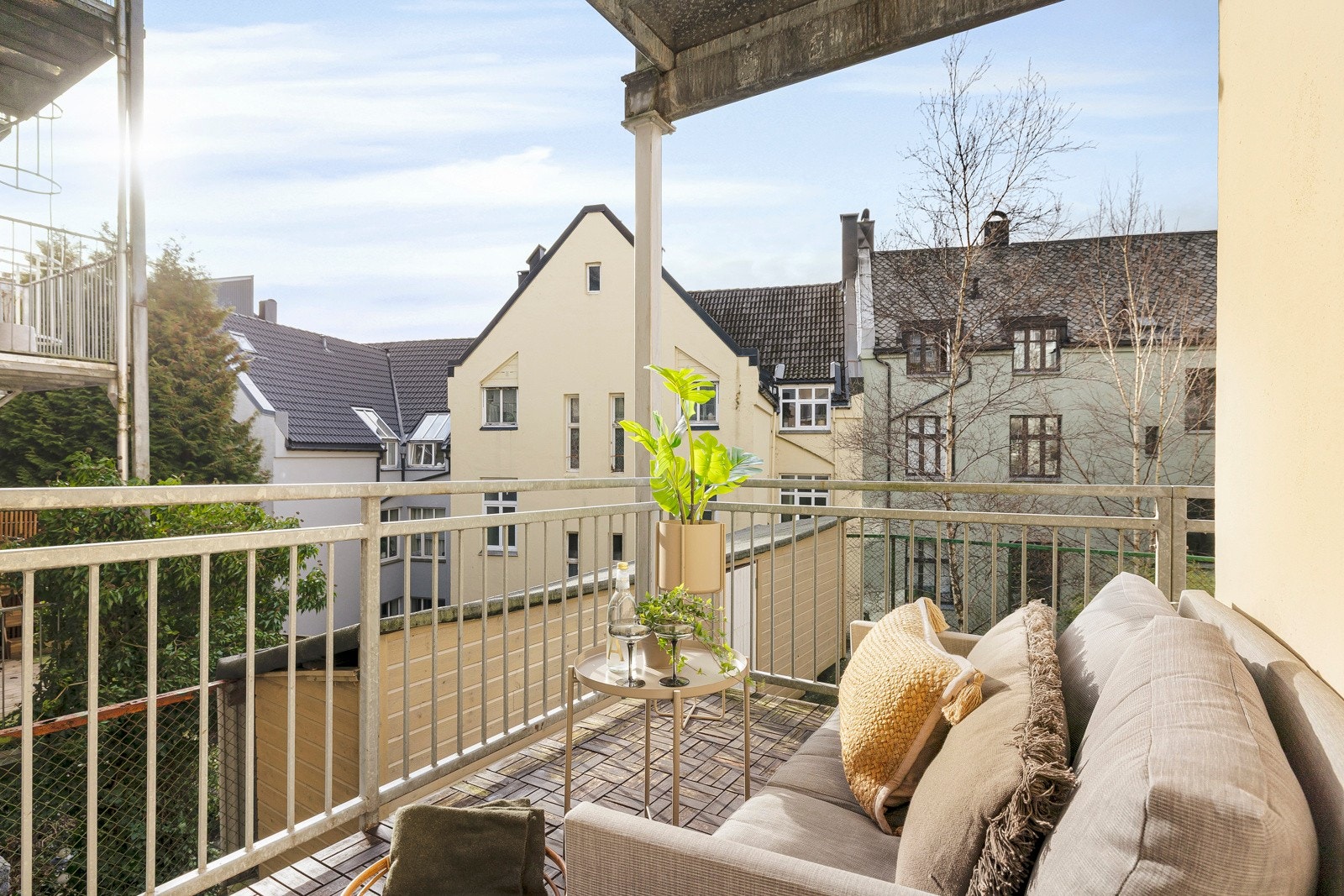 Flott og romslig uteplass vendt mot bakgård. Galleribilde