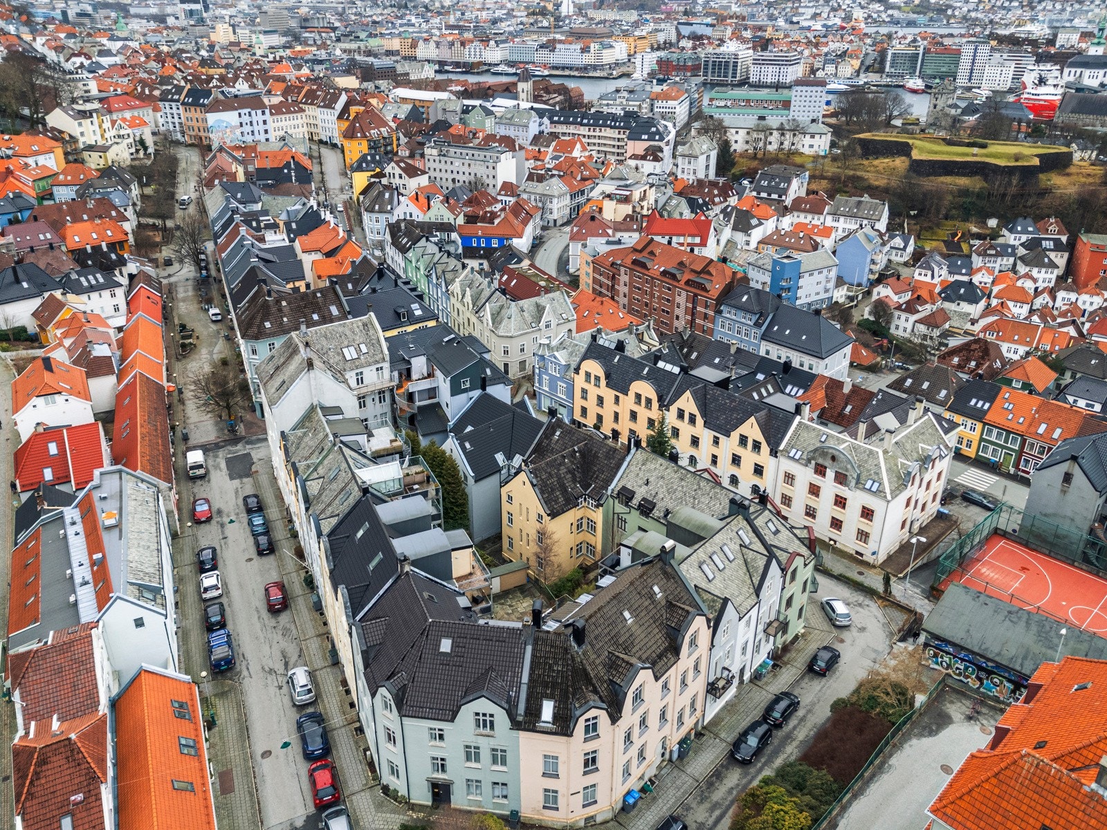 Dette er uten tvil et av Bergens mest sjarmerende områder, kjent for sin idylliske blanding av mur- og trehusbebyggelse Galleribilde