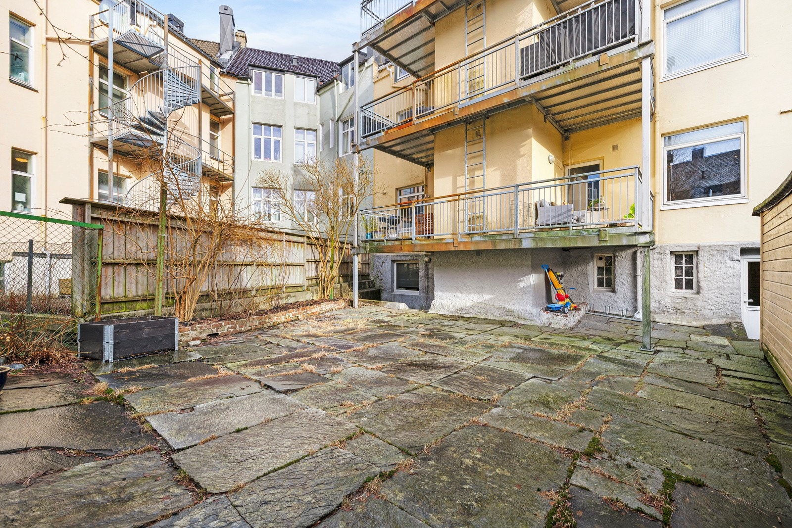 Felles bakgård. Galleribilde