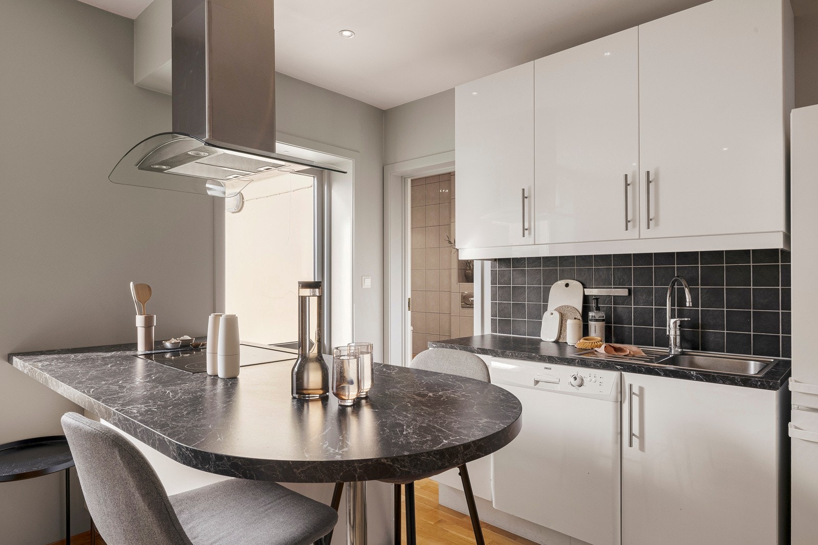 Silrent og moderne kjøkken med god benkeplass. Galleribilde