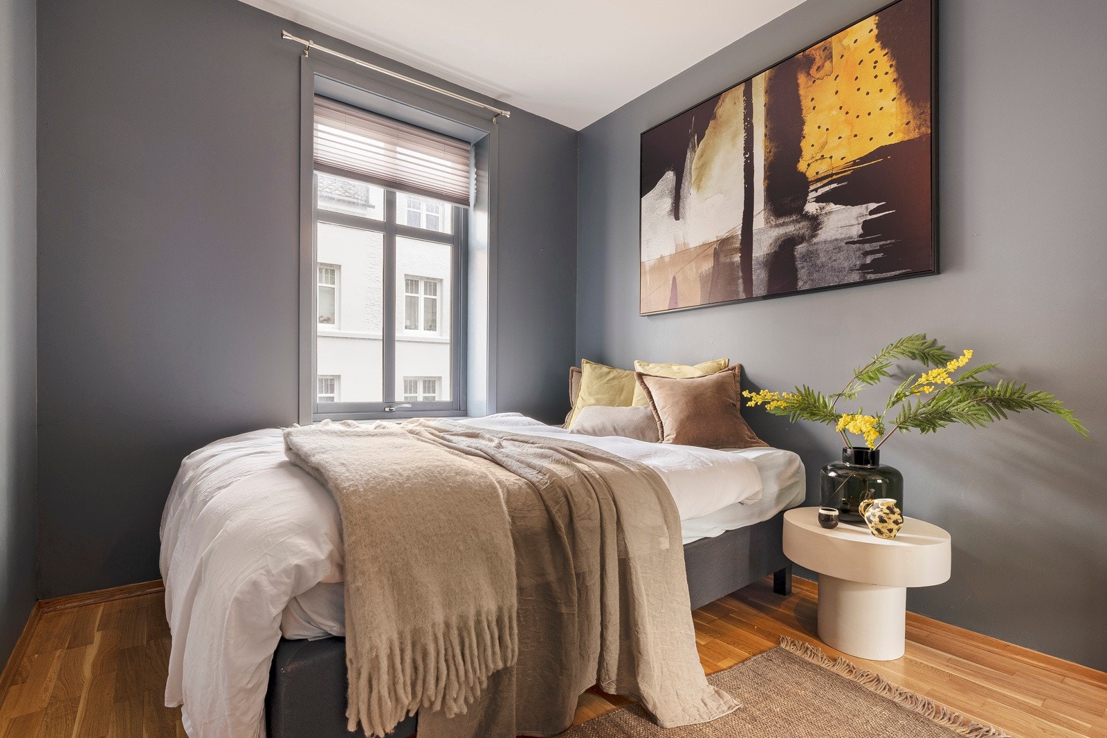 Romslig soverom med stort vindu som gir masse naturlig lys på rommet. Galleribilde