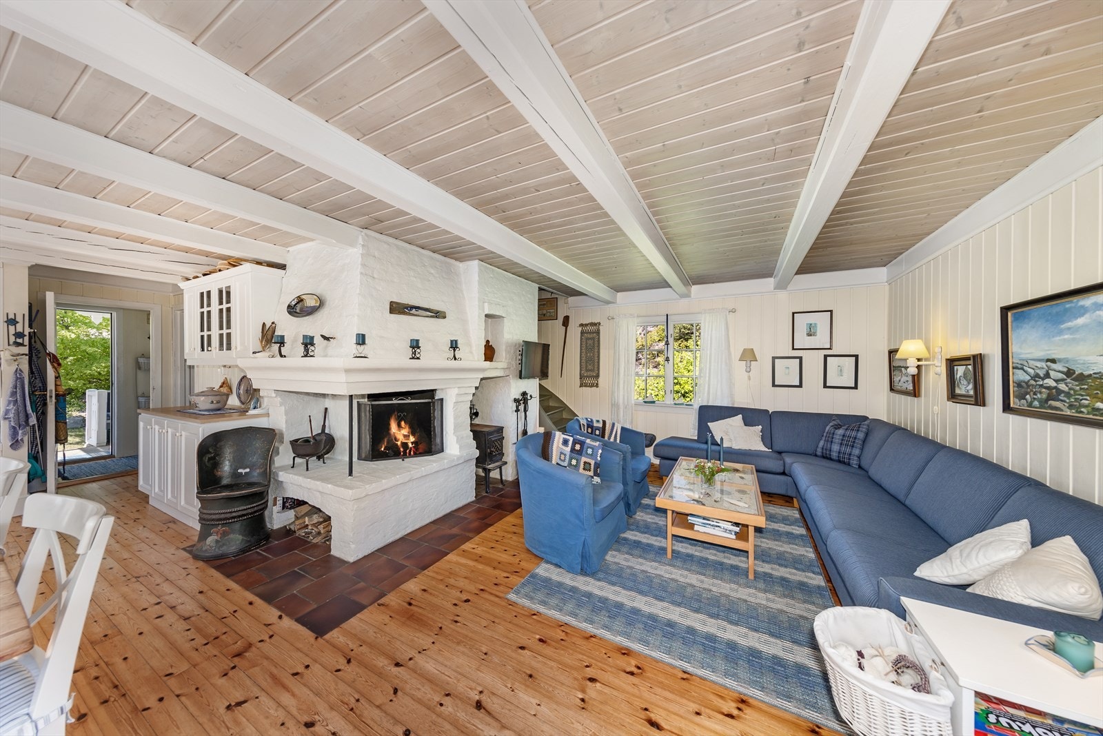 Innvendig består hovedhytta av gang, stue/kjøkken og soverom på hovedplan. Galleribilde