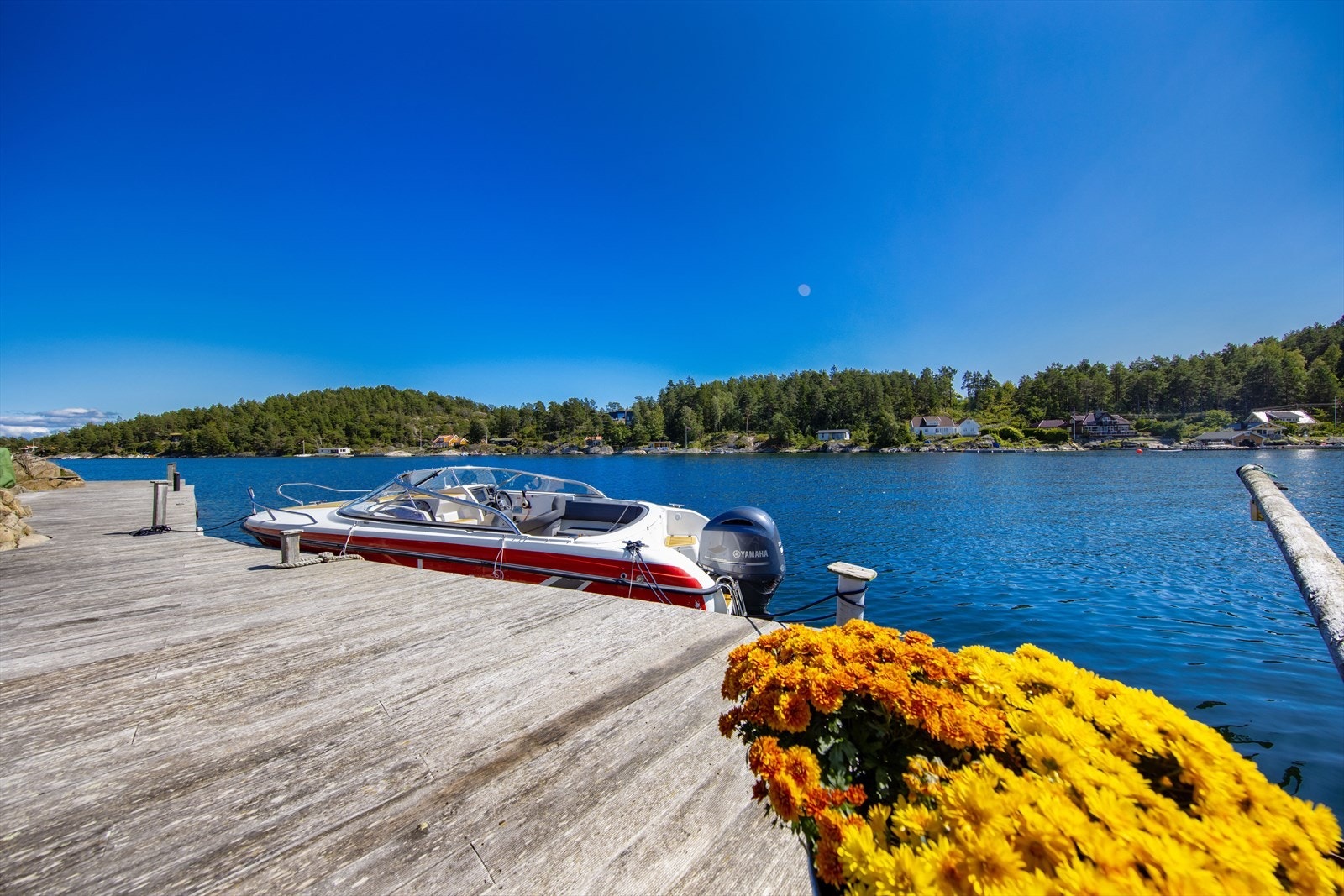 På holmens sørøstre side ligger den største brygga. Denne har ca. 33 meter front mot sjøen og et areal på ca. 90 m². Galleribilde
