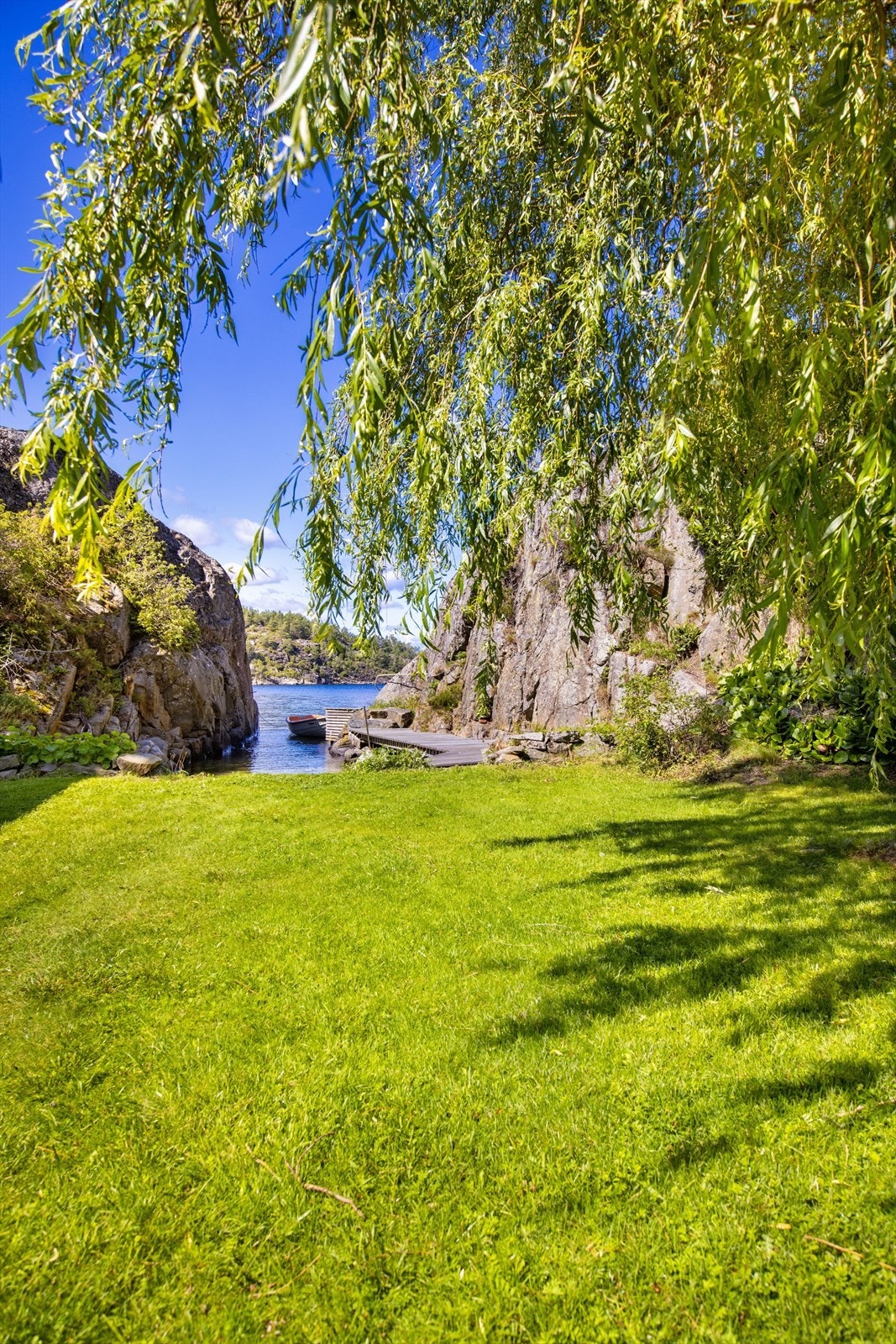Denne strekker seg ned til sjøen. Galleribilde