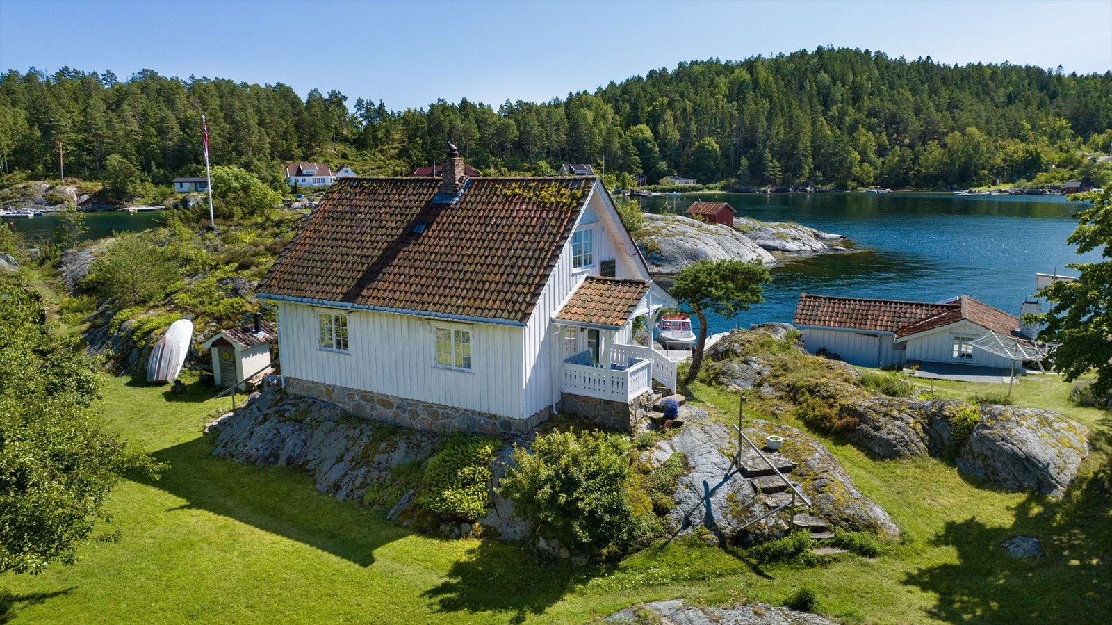 Hovedhytta ble oppført i 1984, og har et vakkert inngangsparti fra 1991. Galleribilde