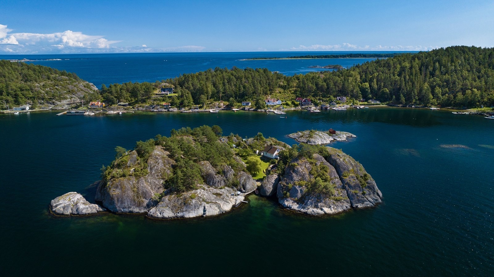 Det gamle familiestedet er et ekte skjærgårdsparadis med sandstrand, svaberg, brygger, lune, solrike uteplasser, utsikt og hvitmalt sommerhus. Galleribilde