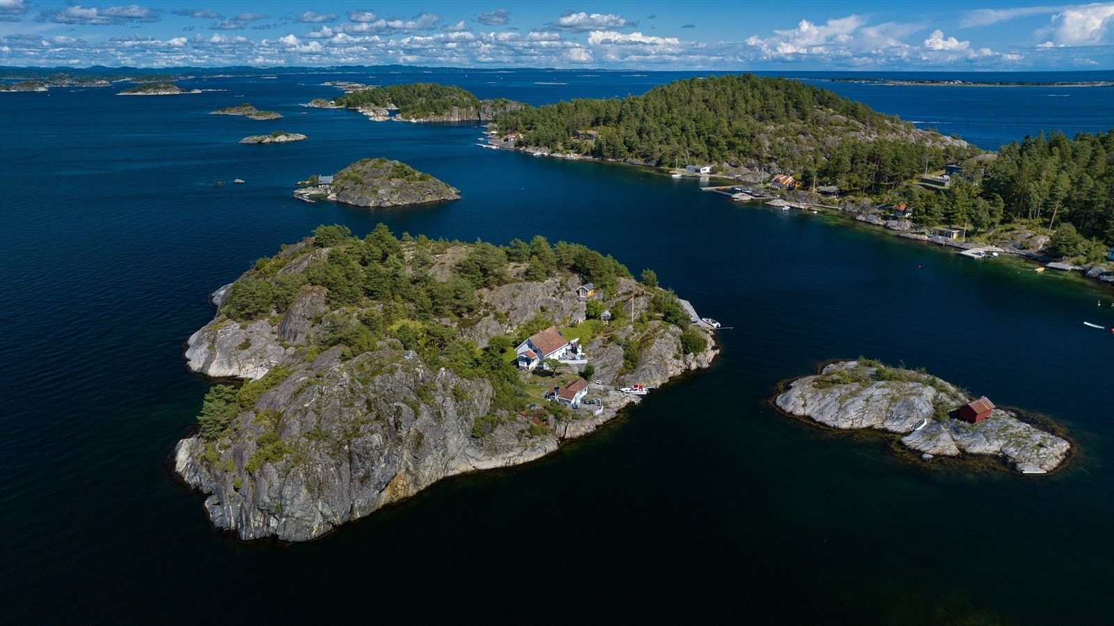 Tomten er eiet og består av hele Saltskjærholmen som utgjør ca. 13 mål. Galleribilde