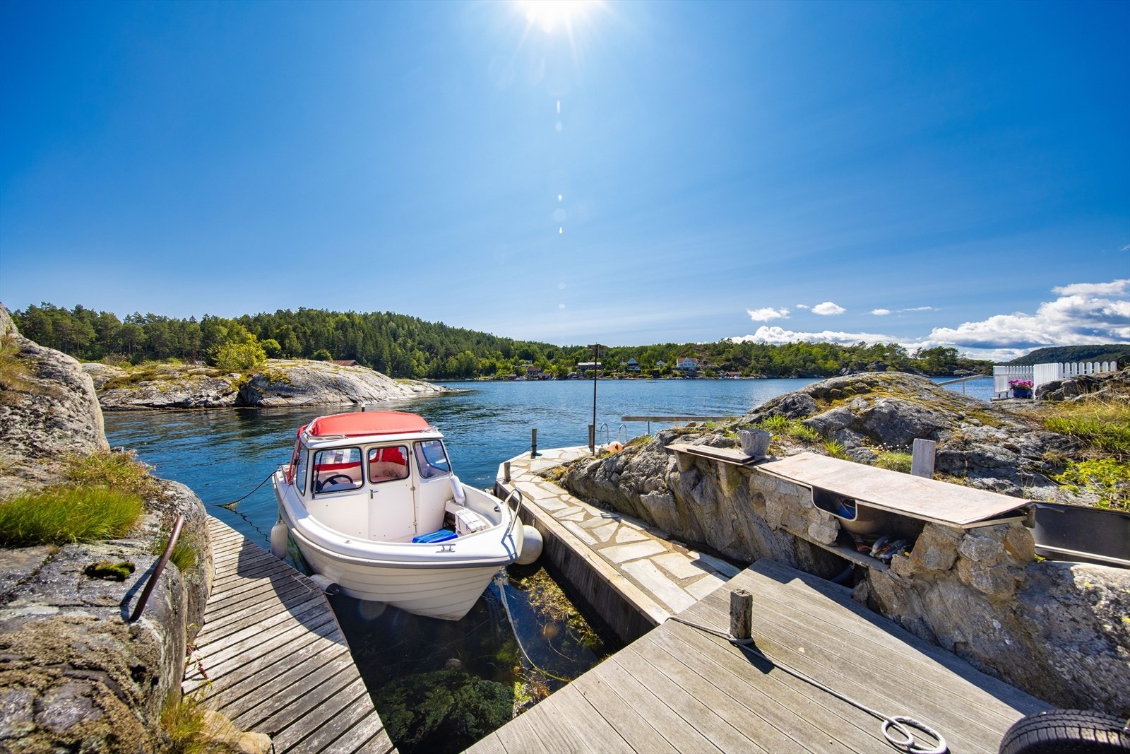 Denne har ca. 20 meter front mot sjøen og et areal på ca. 35 m². Galleribilde
