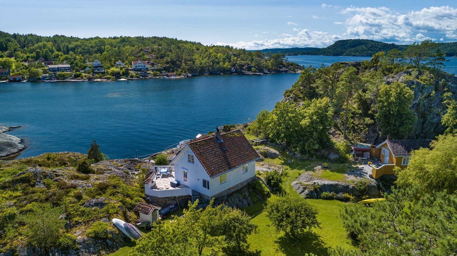 Hytta et nivå over hagedelen og har nydelig utsikt til sjøen. Galleribilde