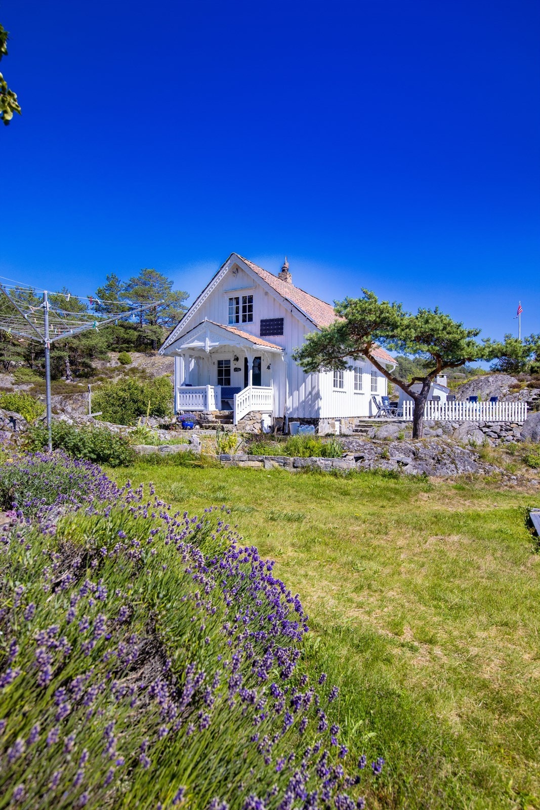 Bygget er fullt av vakre detaljer og unike elementer - som takvinduet i 2. etasje, som kommer fra Kragerø kirke. Det samme gjør den innvendige trappen. Galleribilde