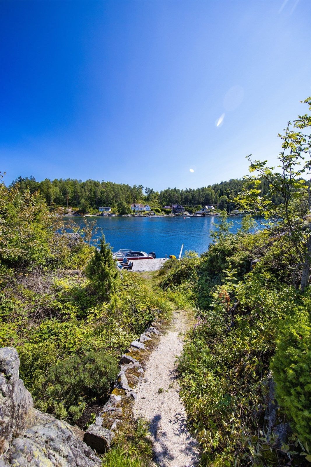 Fra brygga går det fin sti over svabergene til eiendommen. Galleribilde
