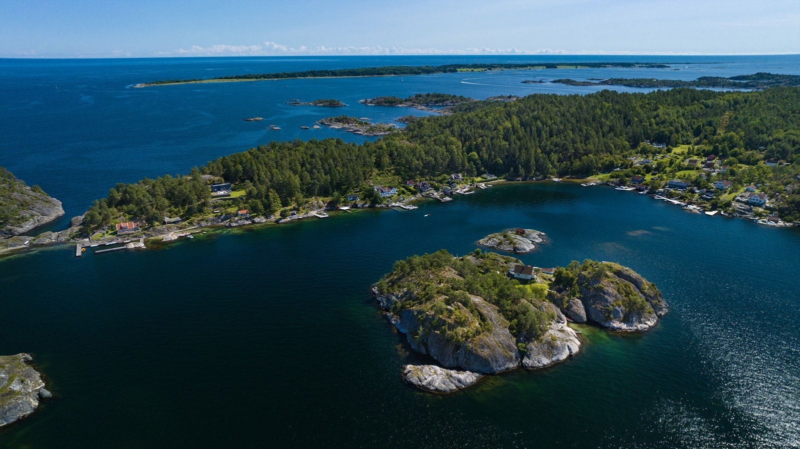 Eiendommen har et eget utsiktspunkt, kalt Holmenkollen - en uteplass på toppen av øya med benk, gjerder og storslagen utsikt helt til Jomfruland og Larvik. Galleribilde