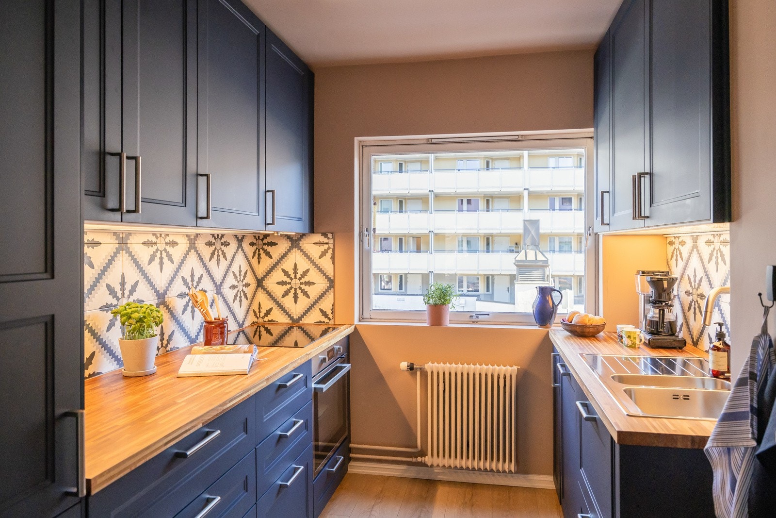 Lekkert kjøkken fra 2023 med integrerte hvitevarer som følger med i handelen. Galleribilde