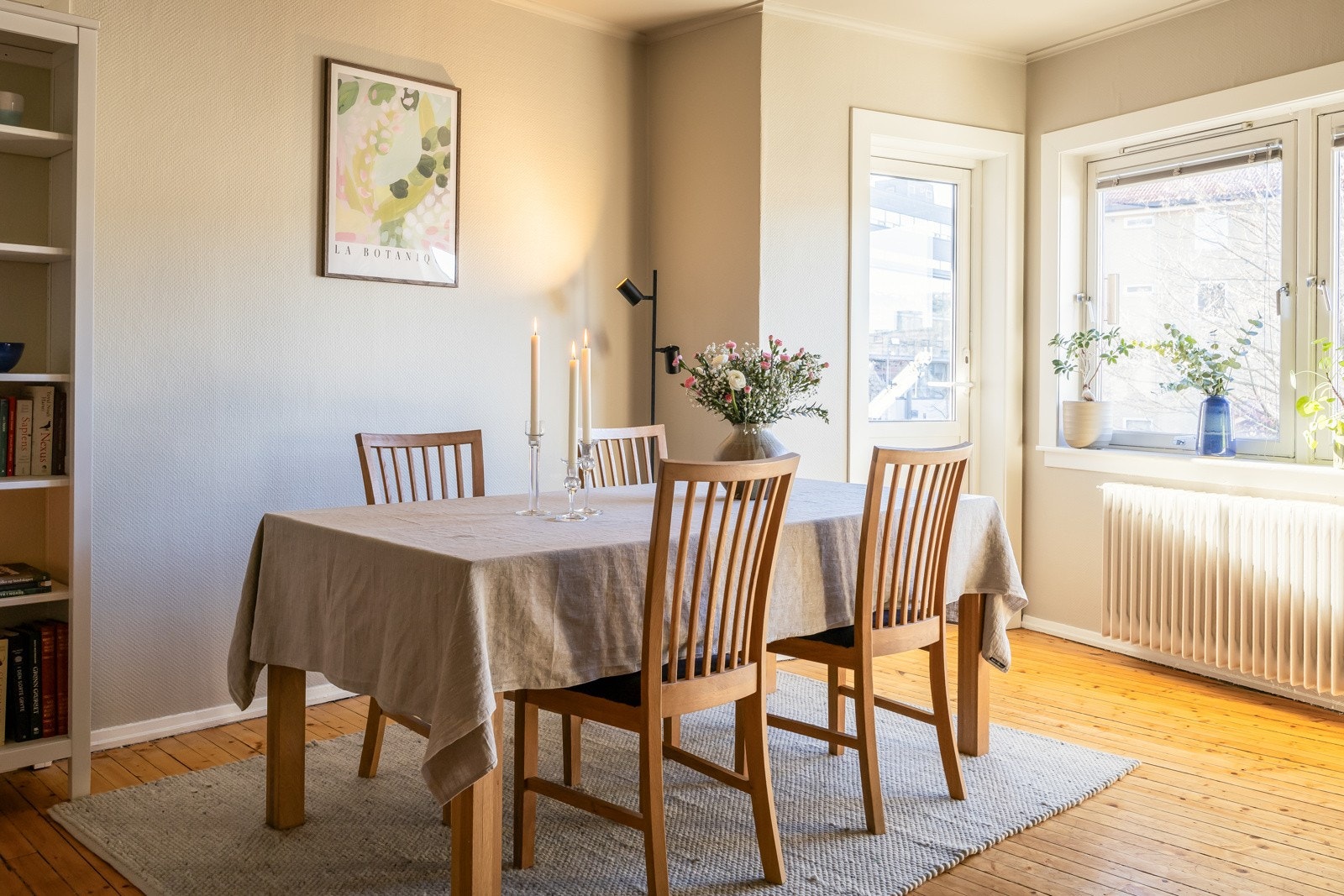 Spisebordet finner sin naturlige plass ved utgangen til balkongen, og her er det plass til langbord og godt med gjester. Galleribilde