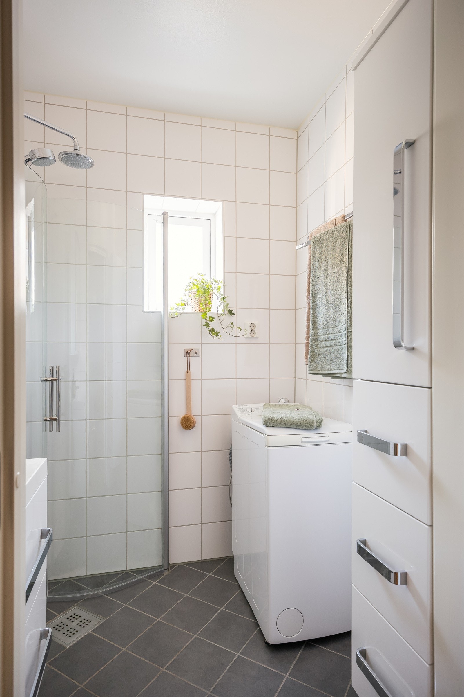 Her er det opplegg for vaskemaskin og innfellbare dusjdører som frigjør plass. Badet har fått tilstandsgrad 1 iht. takstrapport. Galleribilde