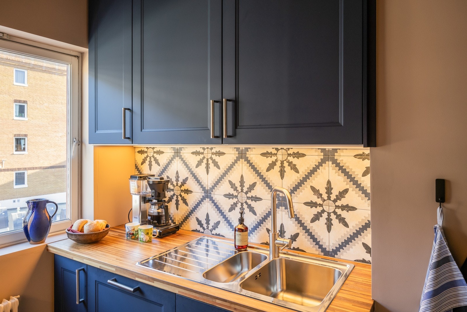 Kjøkkenet er praktisk avdelt fra stuen og har gode arbeidsflater og rikelig med oppbevaringsplass. Galleribilde