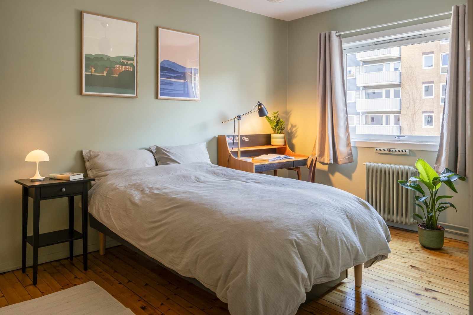 Stort soverom på 13,5 kvm. Her har man god plass til både kontorløsning og garderobeskap. Galleribilde