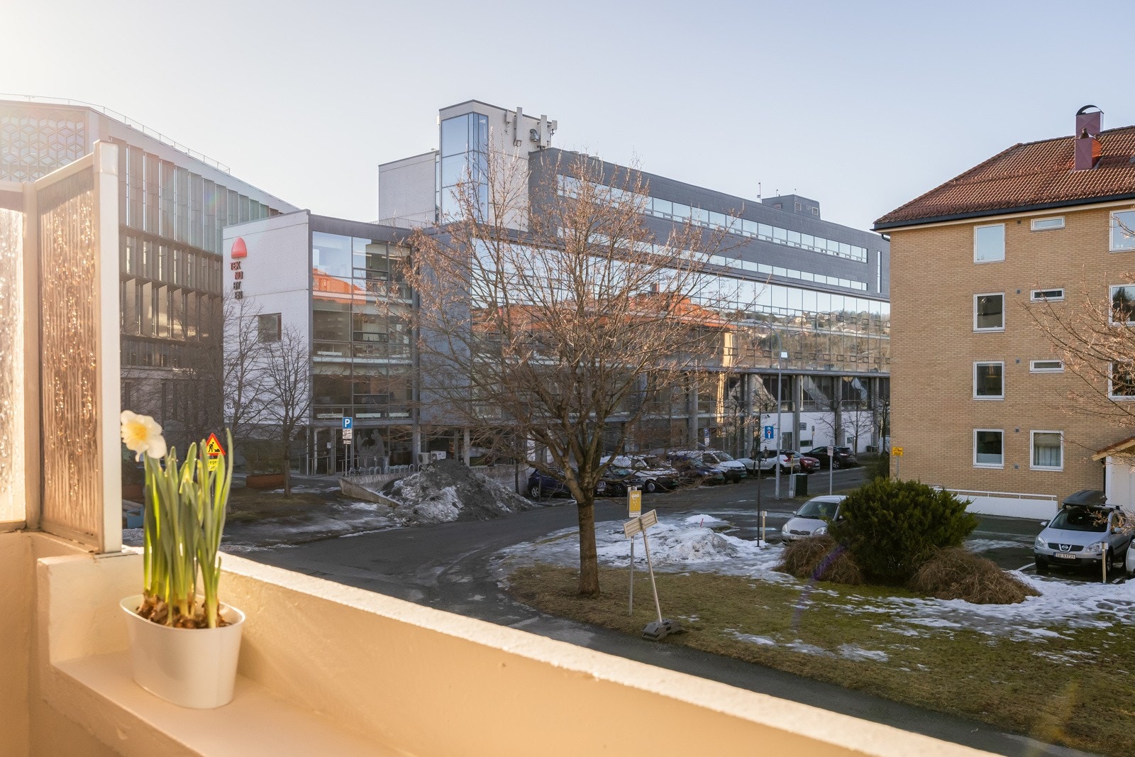 Balkongen er er godt skjermet fra bakkeplan og oppleves usjenert. Man har også god avstand til foranliggende bygg på motsatt side av veien. Galleribilde