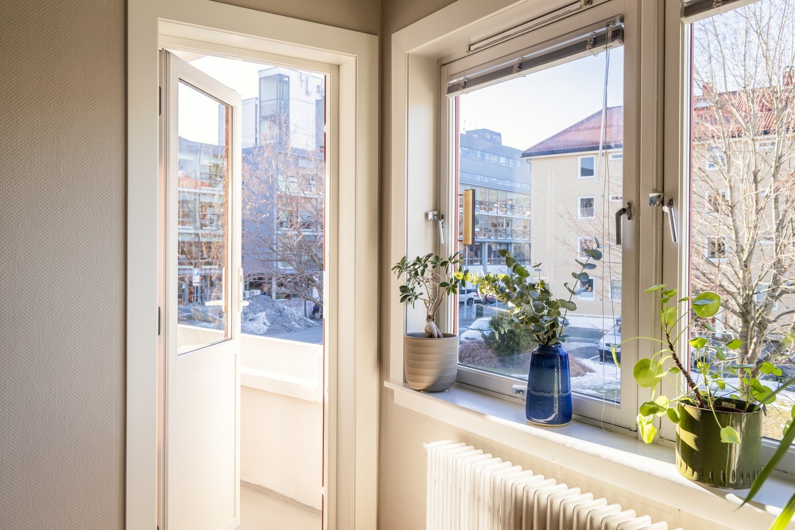 Leiligheten disponerer også en egen balkong som vender mot trafikkstille gate og nyter flotte solforhold. Galleribilde