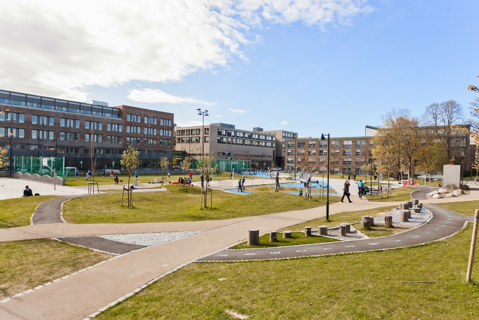 Leiligheten ligger like ved Finalebanen i skjermet sidegate, skjermet for trafikkstøy. Likevel har man gangavstand til alt av fasiliteter Trondheim sentrum har å by på, og nærhet til bla. NTNU og St. Olavs. Galleribilde