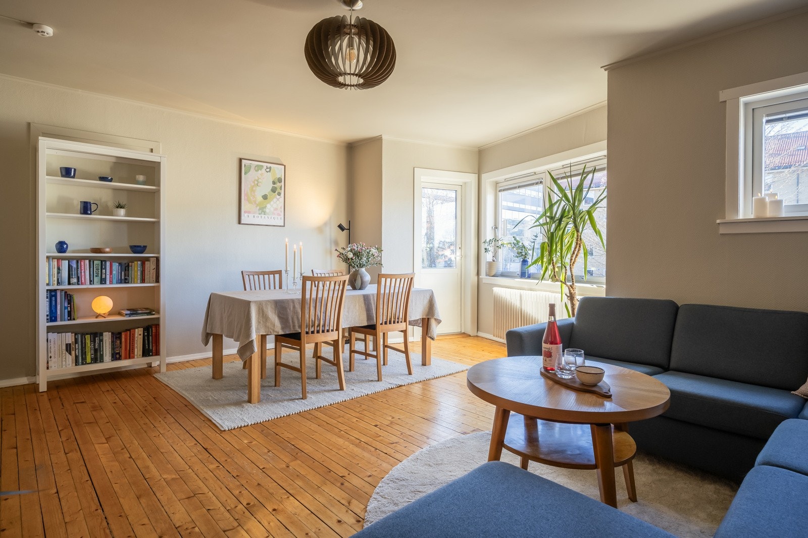 Romslig og lys stue på 25 kvm. med store vinduer som gir godt med naturlig lys inn i boligen. Galleribilde