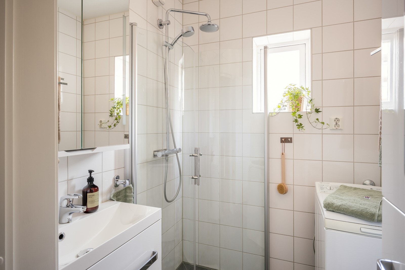 Flott, helfliset bad med gulvvarme på 2,5 kvm. Toalettrom ligger vegg i vegg. Galleribilde