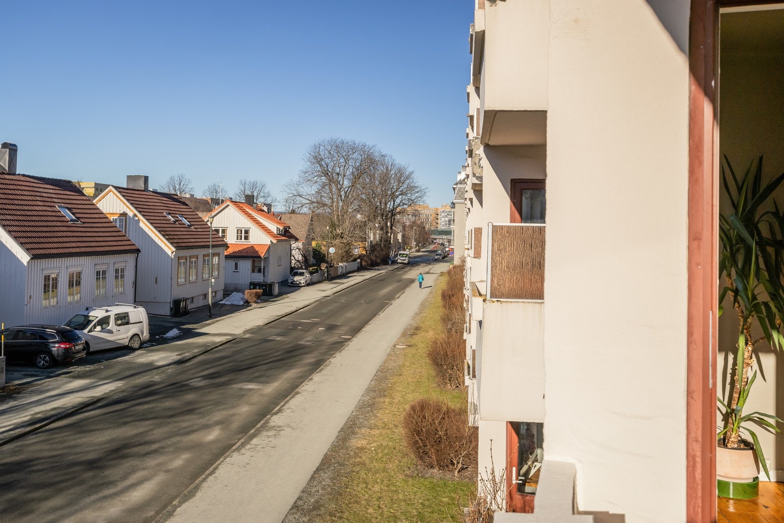 Fra balkongen har man utsyn over gata og ser over på den sjarmerende trehusbebyggelsen i ''Skitbyen'''. Galleribilde