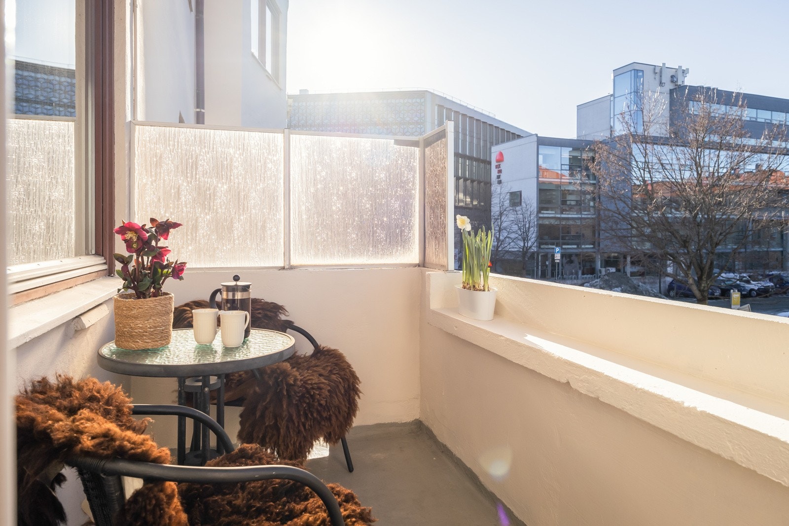 Solrik balkong på 4 kvm. På balkongen har man lang solgang fra morgen/formiddag til ca. 20.00 på kvelden. Galleribilde