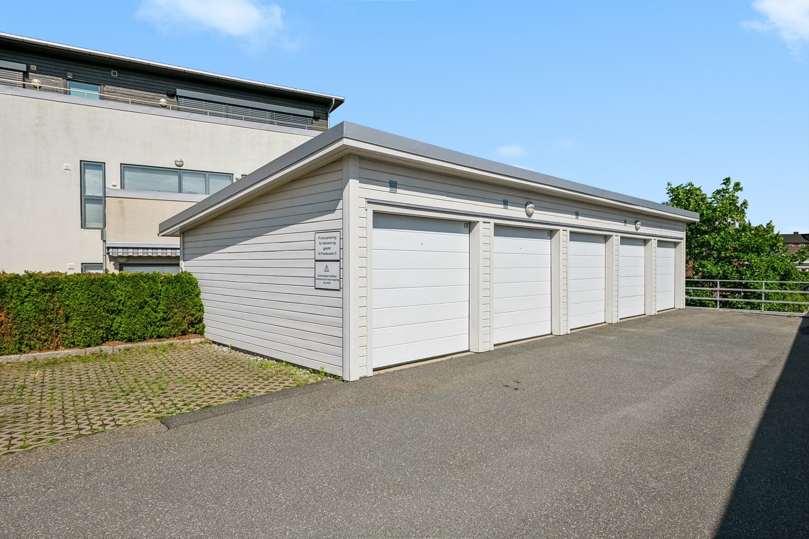Tilhørende garasje i rekke Galleribilde