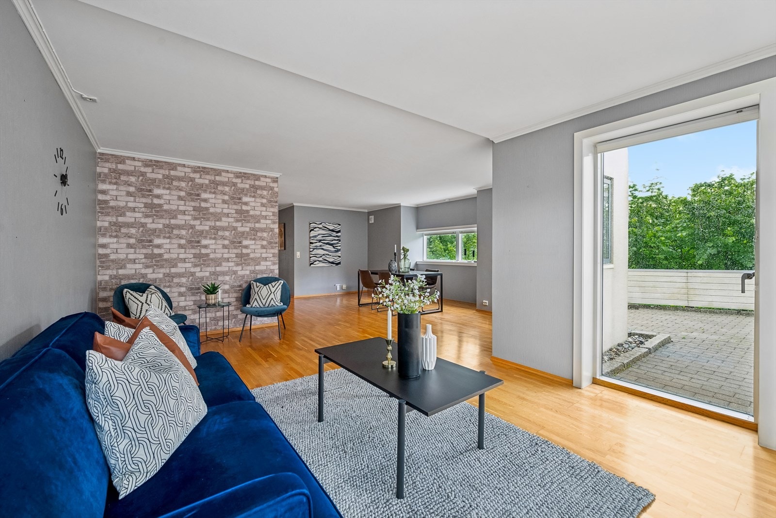 Stuedel med utgang til terrasse/ uteplass Galleribilde