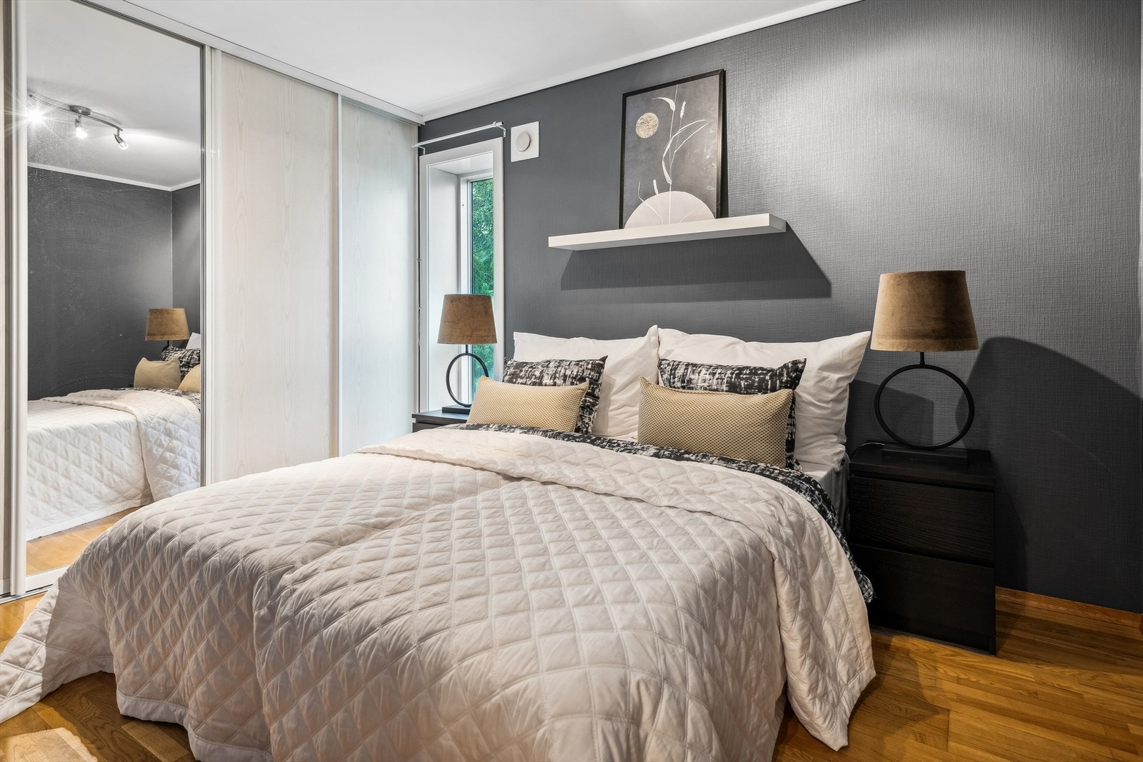 Hoved-soverom med skyvedørsgarderobe Galleribilde