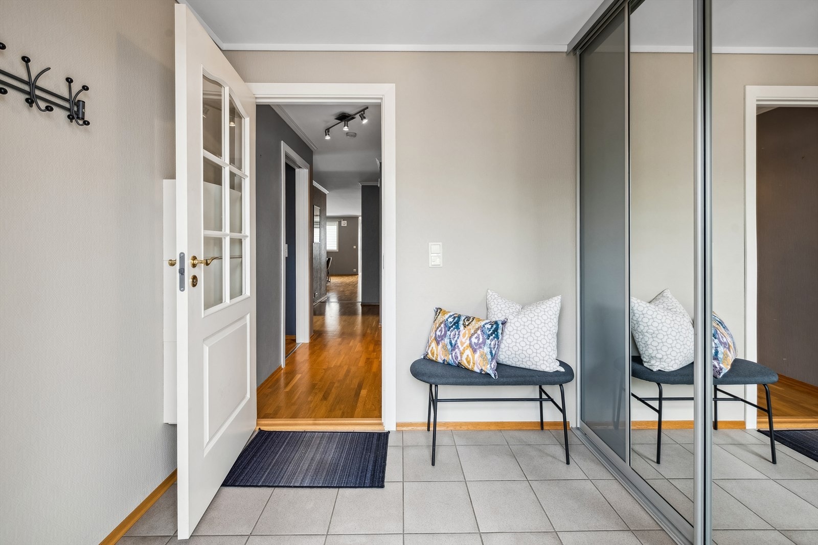 Velkommen_inn
Entre med skyvedørsgarderobe Galleribilde