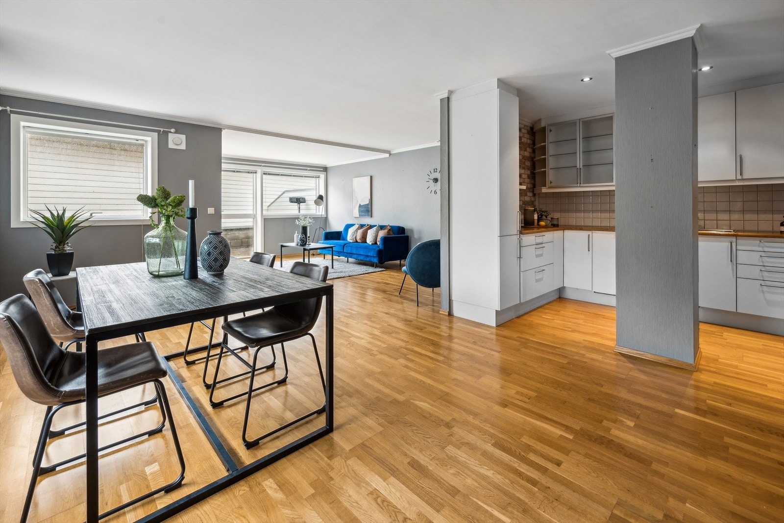 Velkommen til Presteveien 5A
Åpen, lys løsning med ulike soner i stue og kjøkken Galleribilde