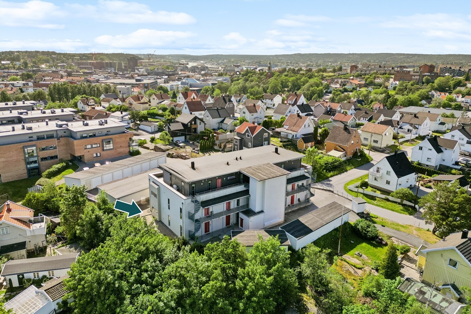 Leiligheten ligger i 1. etg. på hjørnet med stor usjenert uteplass uten innsyn. Velkommen Galleribilde