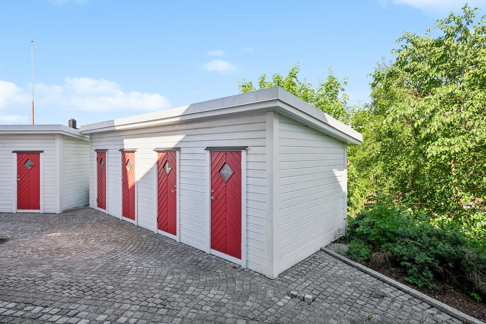 Tilhørende utebod på hjørnet Galleribilde