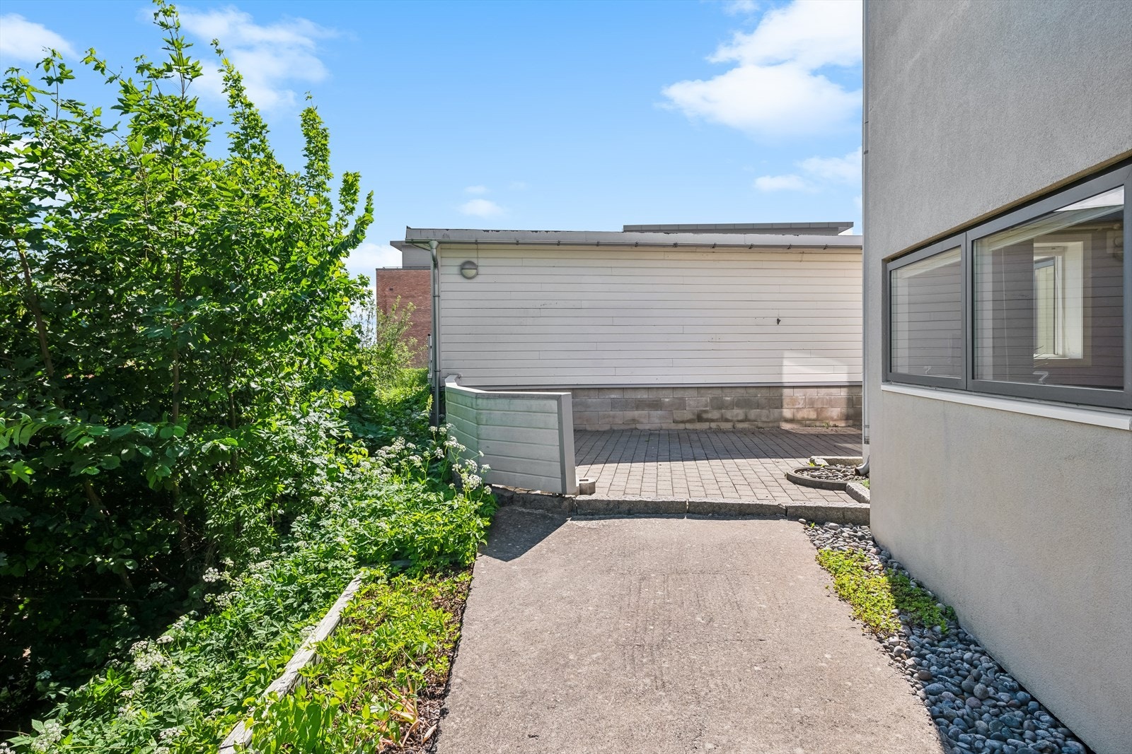 Leiligheten ligger på hjørnet og har egen utvendig adkomst til uteplassen som ikke benyttes av andre. Galleribilde