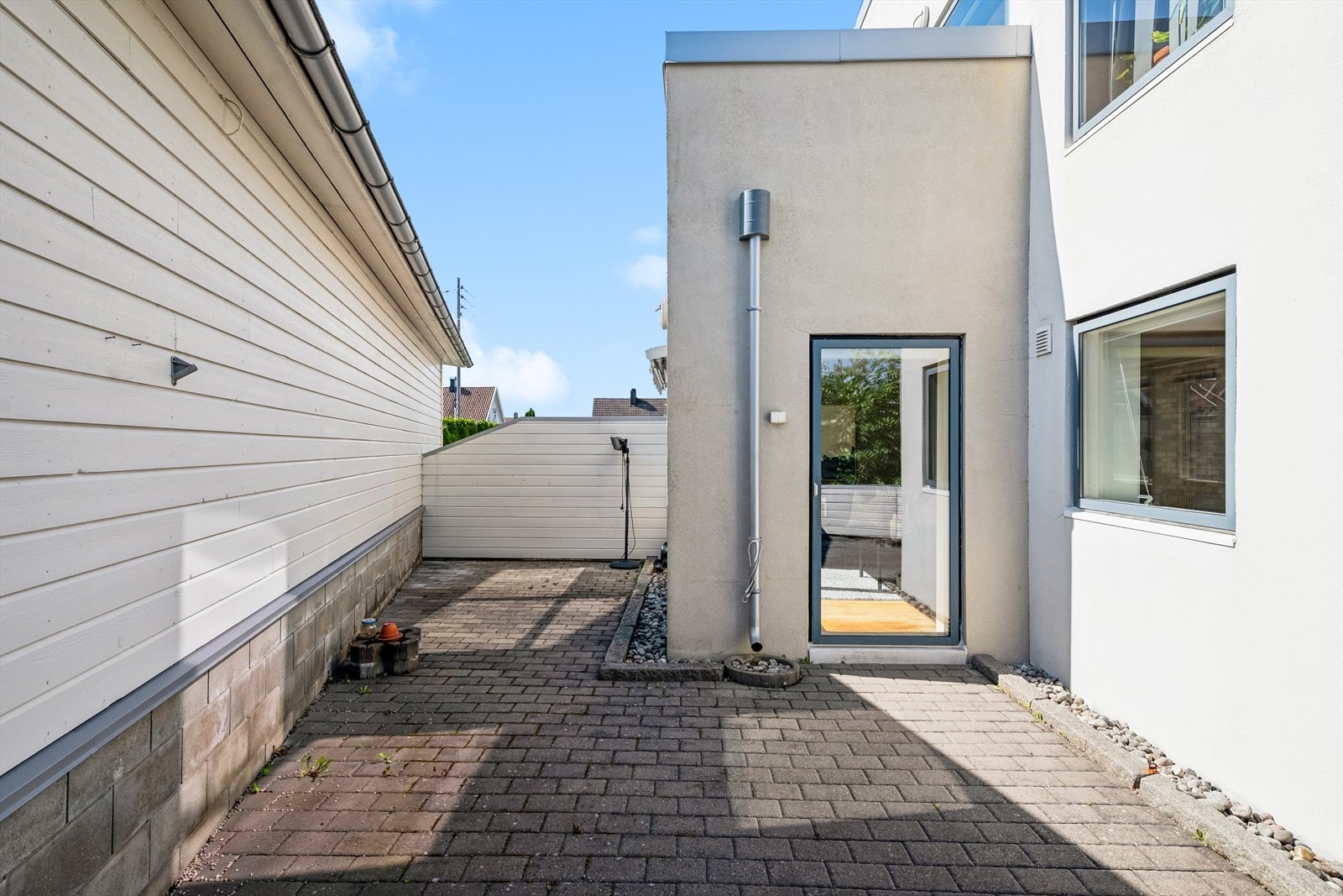 Stor, lettstelt uteplass godt skjermet for innsyn Galleribilde