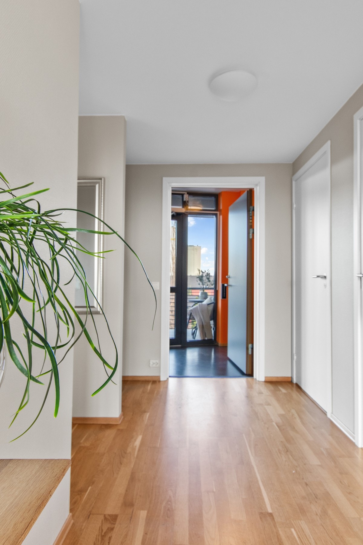 Gang/inngangsparti. Her kommer man inn fra en oppvarmet gang. Kan ta heisen ned "innendørs" til parkeringskjeller. Galleribilde