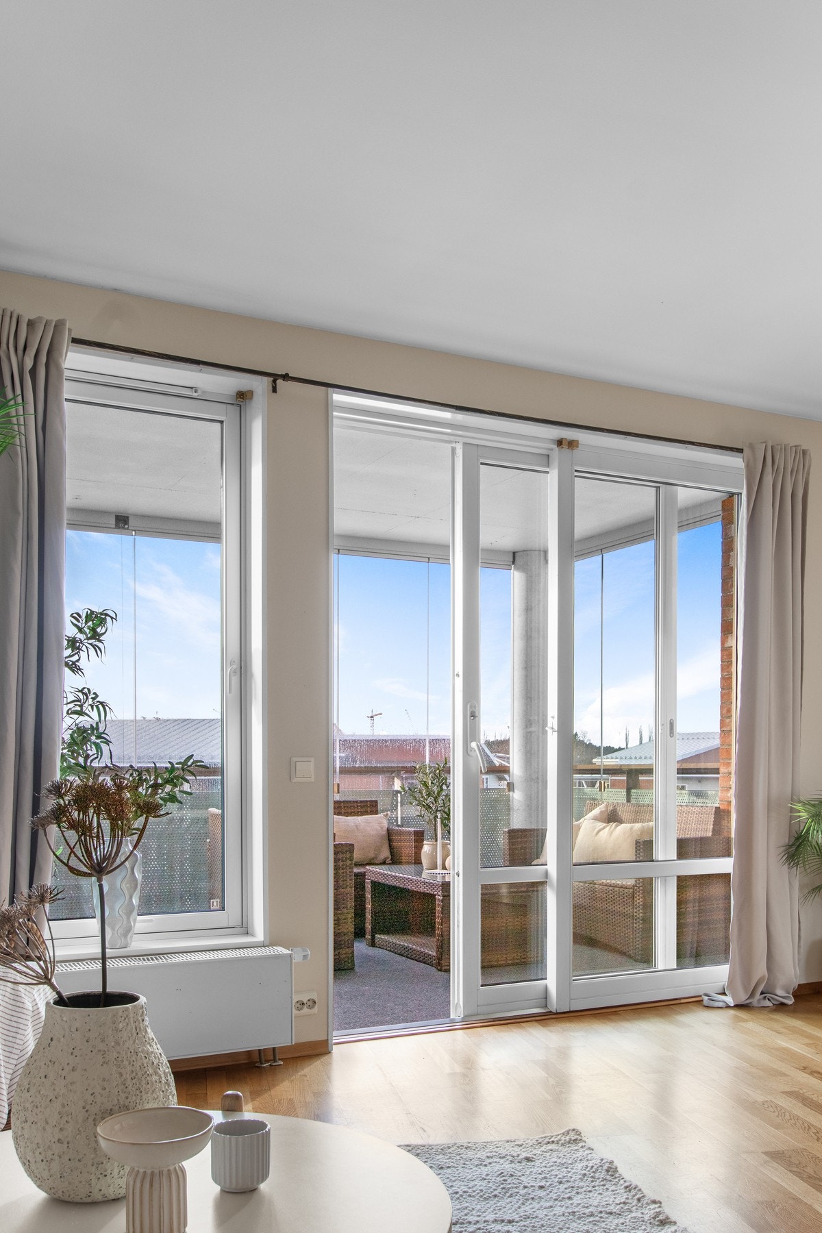 Store vinduer mot vest. - inn til den innglaset veranda. Galleribilde