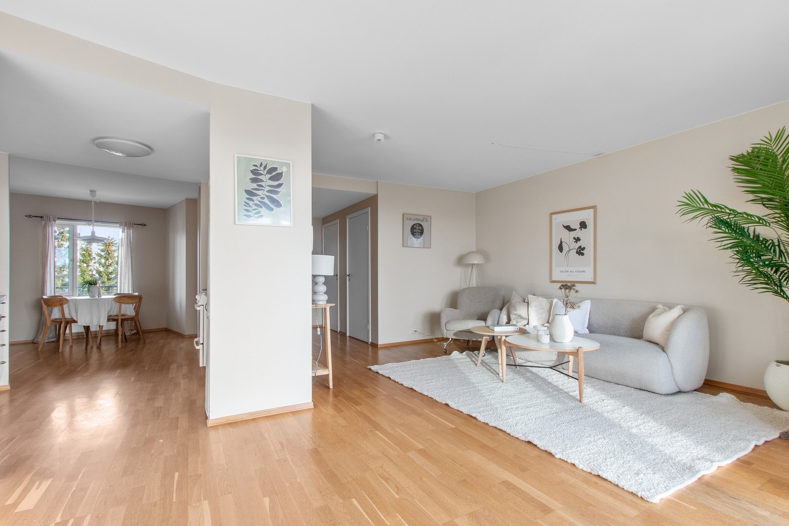 Stue og kjøkken. Legg merke til at det er god plass for spisebord i enden av kjøkkenet mot øst. Galleribilde