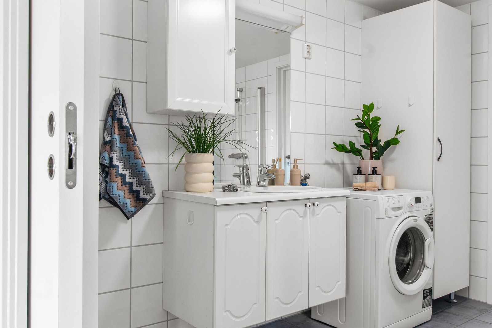 Godt med skapplass på bad/vaskerom. Galleribilde