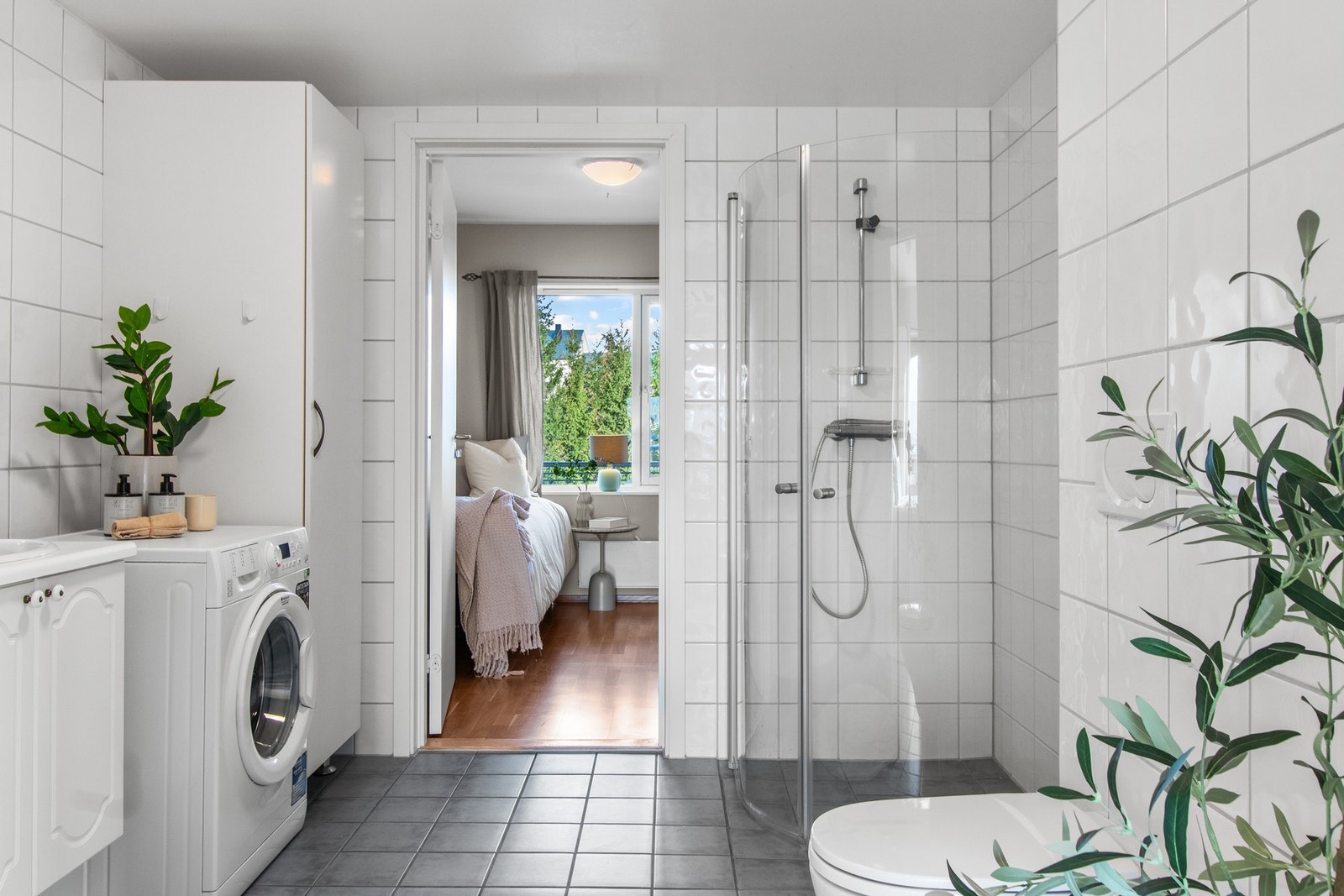 Romslig bad/vaskerom. Galleribilde