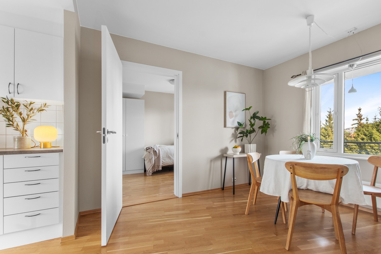 Spisestue mot øst som ligger i enden av kjøkkenet. Galleribilde