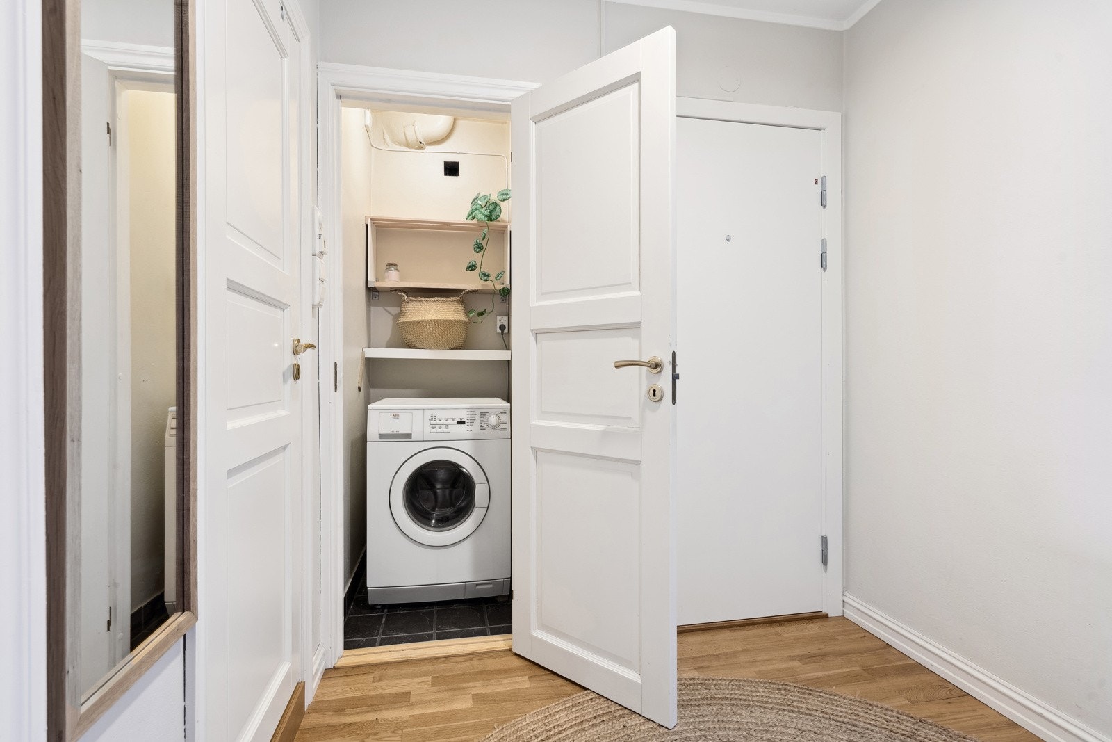 Fra entrè har man tilgang til vaskerom, bad, soverom og stue/kjøkken. Galleribilde